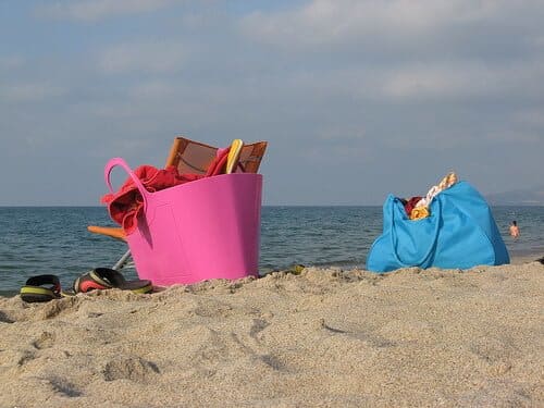 beach bag Creative Commons | Michela Simoncini (https://www.flickr.com/photos/comunicati/3838879957/sizes/m/in/photostream/)