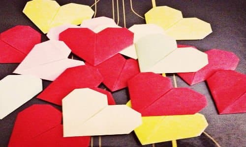 DIY paper heart garland Paper hearts growing by feli (https://www.flickr.com/photos/absolut_feli/6856582267/) via Creative Commons